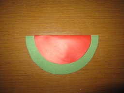 赤丸折り紙を裏側に折り返します。お好みで種を書いてください(^_^)