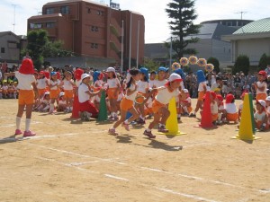 年長クラス対抗リレーは白熱の接戦!!