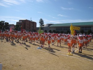 年長組さんに誘導されて入場行進です