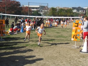 年長組は1000m走りました。男子は激しいトップ争いがありました!!