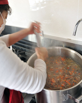 給食室の皆さんたちは、笑顔、パワフル。愛情いっぱいに作っています。