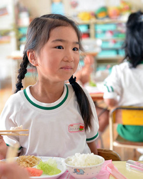 「ポテトは、油で揚げずオーブンでカラッと調理。お味噌汁はインスタントのとがった味でなく、昆布と鰹からだしををとり、まろやか。」こどもたちは、味覚の発達する大切な時期です。やさしい味を大切にしたいというメッセージです。